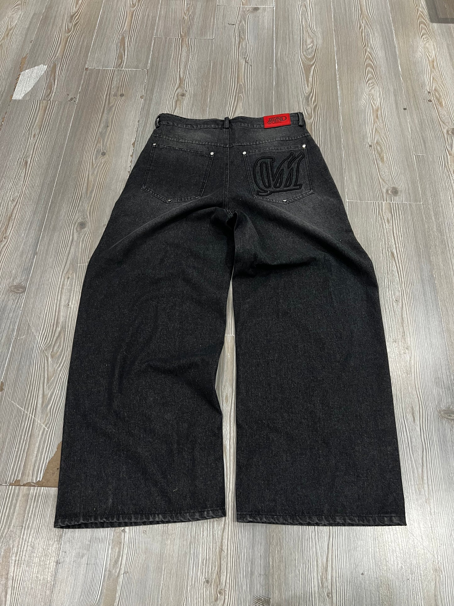 WAND DENIM JEANS يحرك السوق