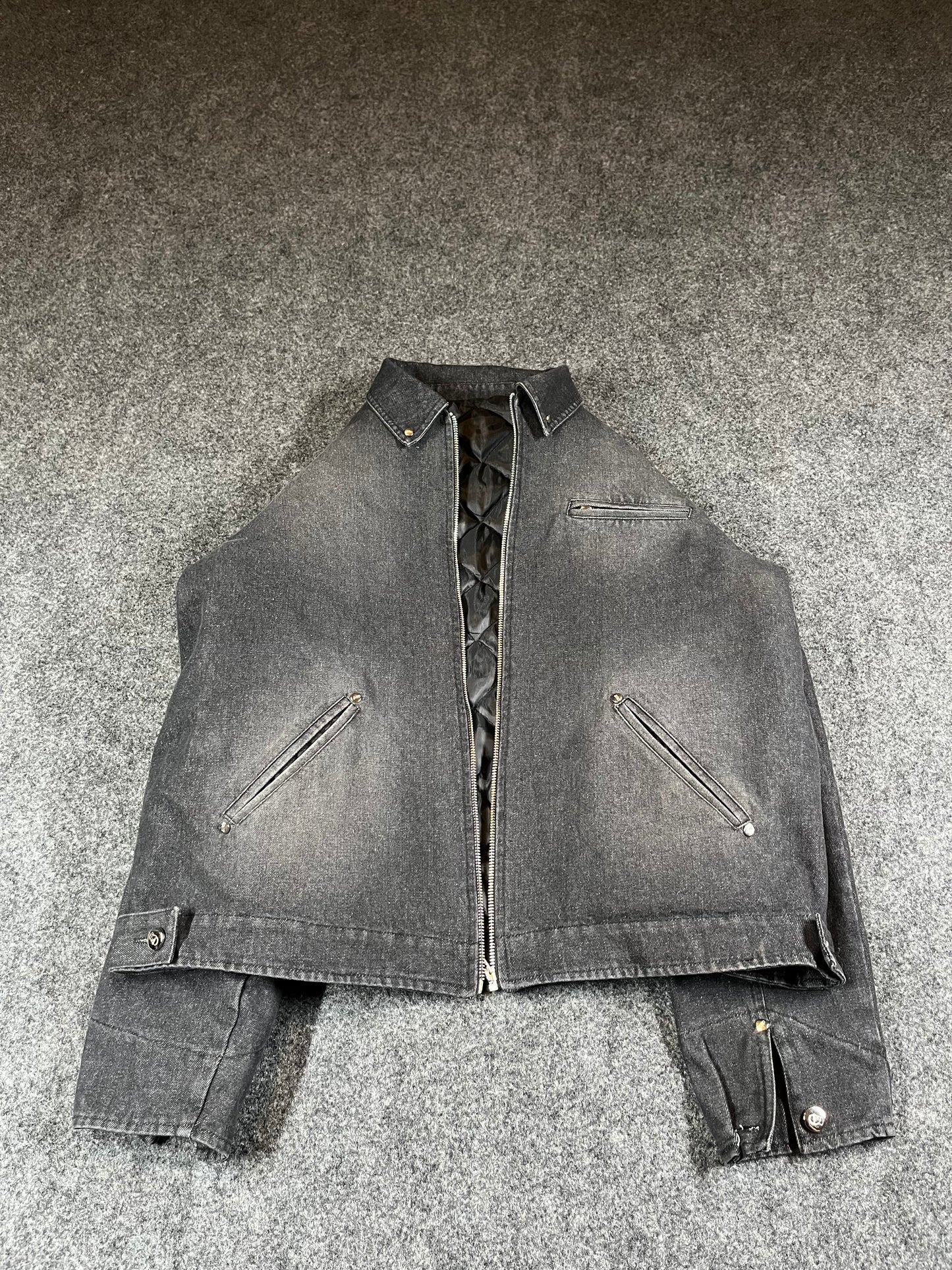 WAND DENIM JACKET يحرك السوق