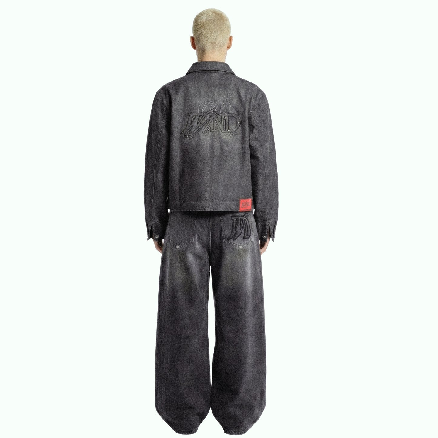 FULL DENIM SET يحرك السوق